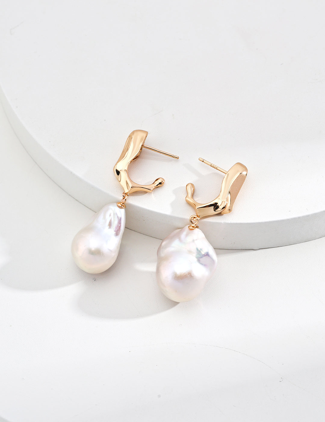 18k gold-plated baroque pearl earrings featuring a fluid drop design, ideal for adding elegance to wedding or vacation outfits